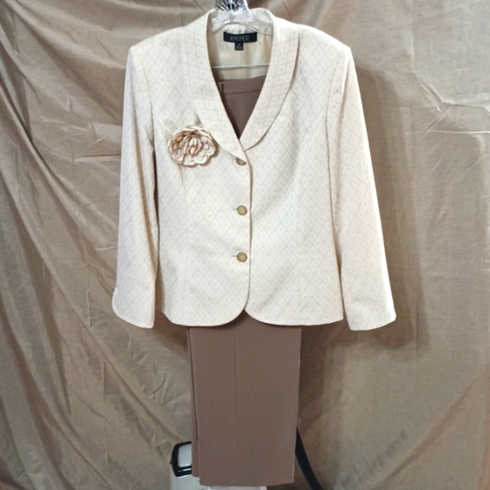 KASPER specialty suit w/pattern broche in biege
